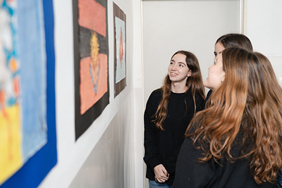 Schulveranstaltung der 9. Klasse verbindet Kunst, Musik und Geschichte