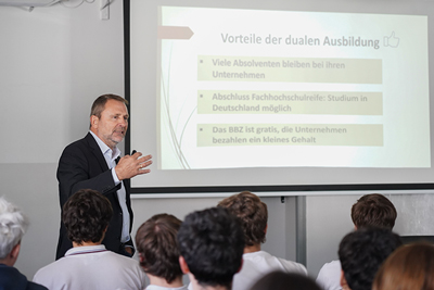 Gespräch über das deutsche duale System der beruflichen Ausbildung